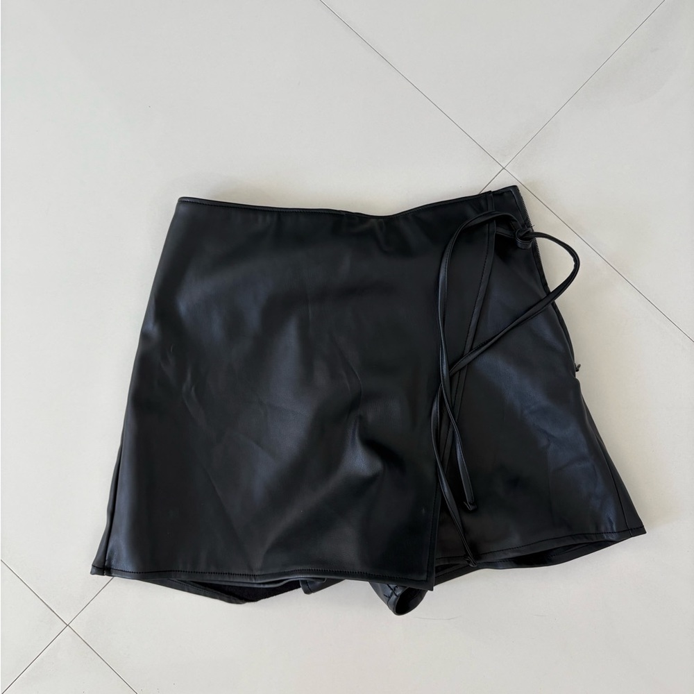 Abercrombie and Fitch Faux Leather Mini Skort, size S, LIKE NEW
